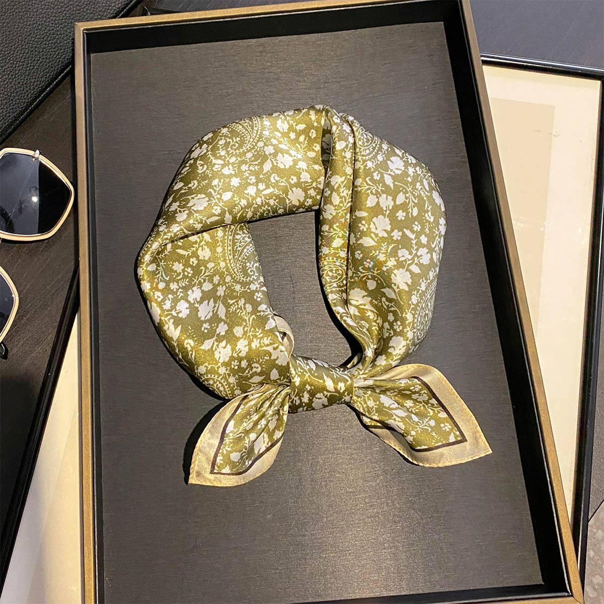 Foulard Quadrato di Lusso 100% - Luxury Bags And Accessories recensione e prezzo
